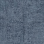 Grijsblauw behang met een textielachtige structuur en subtiele stiknaden uit de Buningh Arte Tintura Amaranth Antigua collectie.