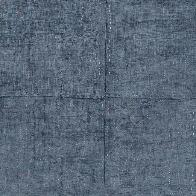 Grijsblauw behang met een textielachtige structuur en subtiele stiknaden uit de Buningh Arte Tintura Amaranth Antigua collectie.