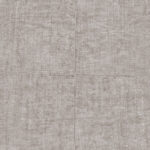 Grijs-beige behang met een textielachtige structuur uit de Buningh Arte Tintura Amaranth Antigua collectie.