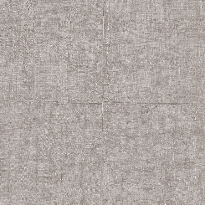Grijs-beige behang met een textielachtige structuur uit de Buningh Arte Tintura Amaranth Antigua collectie.