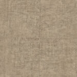 Behang met een linnenstructuur in een warme, natuurlijke bruintint uit de Buningh Arte Tintura 33030 Amaranth Antigua-collectie.