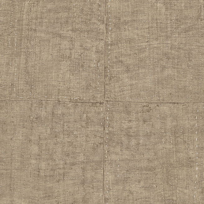 Behang met een linnenstructuur in een warme, natuurlijke bruintint uit de Buningh Arte Tintura 33030 Amaranth Antigua-collectie.