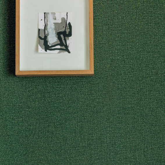 Ingelijste abstracte kunst aan een groene textiele wand uit de Lin Brodés collectie van Elitis.
