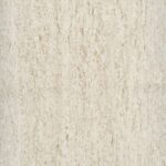 Beige Buningh Elitis Ortigia Travertin behang met een natuursteenlook en subtiele textuur.