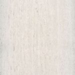 Lichtbeige Buningh Elitis Ortigia Travertin behang met een subtiele steenstructuur.