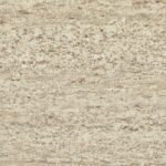 Beige Buningh Elitis Ortigia Travertin behang met een natuursteenachtige textuur.