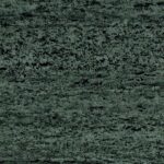 Donkergrijs Buningh Elitis Ortigia Travertin behang met een ruwe, steenachtige textuur.