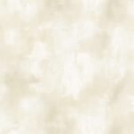 Lichtbeige behang met een marmerachtig, geschilderd wolkenpatroon uit de Buningh Elitis Ortigia Agrigente collectie.