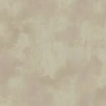 Beige en lichtroze gemarmerd behang met een wolkerig, verweerd effect uit de Buningh Elitis Ortigia Agrigente collectie.