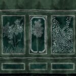 Donkergroen panorama-behang met drie getekende botanische panelen in witte lijnen, uit de Buningh Elitis Ortigia collectie.