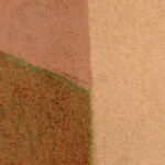 Abstract patroon in warme aardetinten op Buningh-Elitis Osorno behang uit de Ortigia collectie.