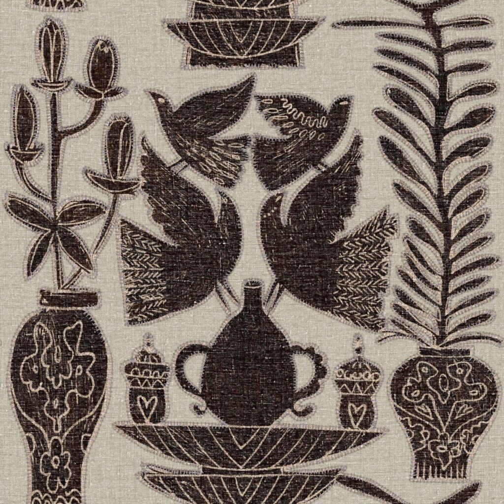 Decoratief Paros-behang uit de Buningh Elitis collectie met gestileerde vogels, vazen, planten en patronen in donkerbruine tinten op een linnen achtergrond.