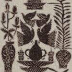 Decoratief Paros-behang uit de Buningh Elitis collectie met gestileerde vogels, vazen, planten en patronen in donkerbruine tinten op een linnen achtergrond.