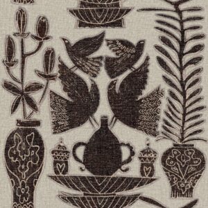 Decoratief Paros-behang uit de Buningh Elitis collectie met gestileerde vogels, vazen, planten en patronen in donkerbruine tinten op een linnen achtergrond.