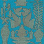 Decoratief Buningh-Elitis Paros behang met gestileerde vazen, vogels en planten in bruingroen op een felblauwe achtergrond.