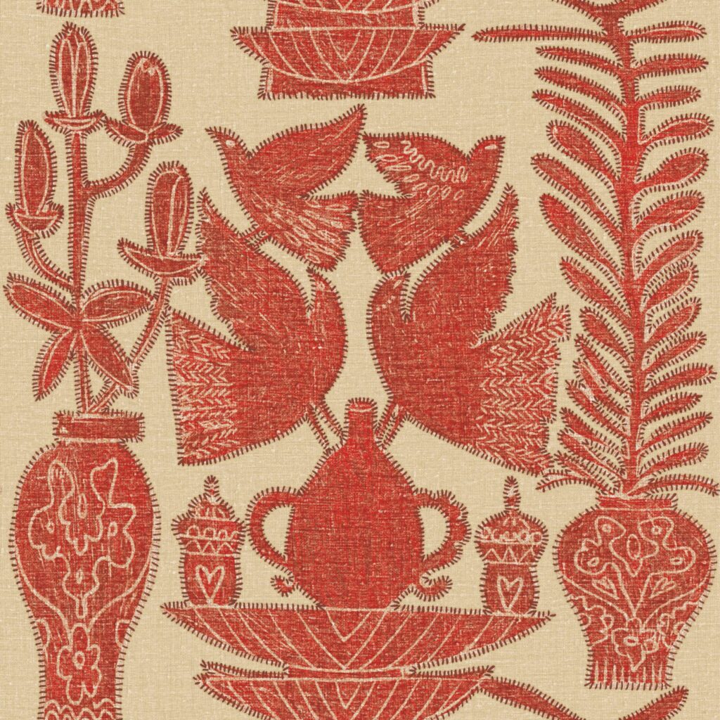 Rood linnenachtig behang uit de Brodès-collectie met gestileerde vogels, vazen en bloemen op een beige achtergrond.