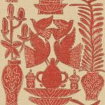 Rood linnenachtig behang uit de Brodès-collectie met gestileerde vogels, vazen en bloemen op een beige achtergrond.