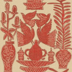 Rood linnenachtig behang uit de Brodès-collectie met gestileerde vogels, vazen en bloemen op een beige achtergrond.