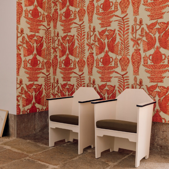 Twee moderne witte stoelen staan tegen een muur met rood Buningh Elitis Paros behang met botanisch patroon uit de Lin Brodés collectie.