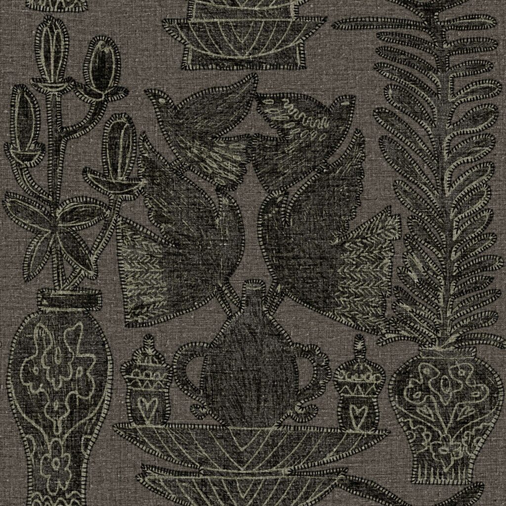 Decoratief behangpatroon uit de Buningh Elitis Paros collectie met gestileerde vazen, vogels en planten in geborduurde look op een linnenachtige achtergrond.