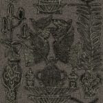 Decoratief behangpatroon uit de Buningh Elitis Paros collectie met gestileerde vazen, vogels en planten in geborduurde look op een linnenachtige achtergrond.