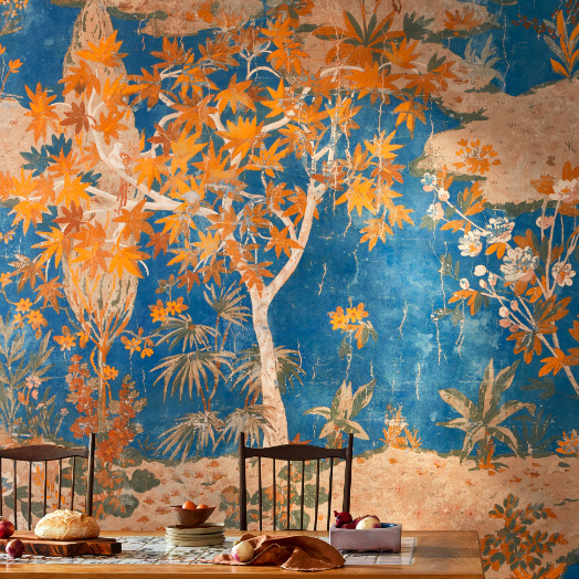 Sfeervolle eetkamer met het kleurrijke 'Retour des Indes' behang uit de Ortigia-collectie van Buningh-Elitis als opvallende achtergrond.