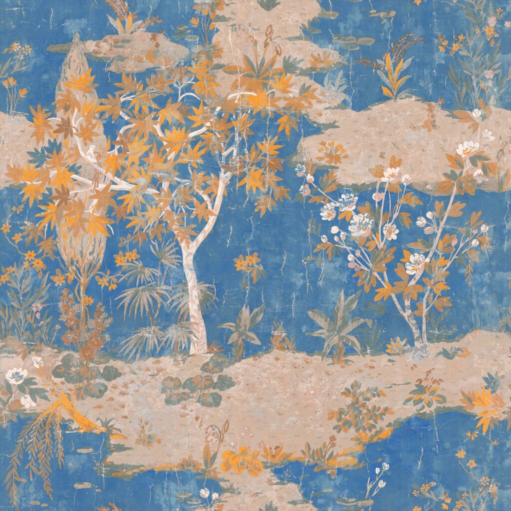 Decoratief behang uit de Ortigia-collectie van Buningh-Elitis met een exotisch landschap van bomen, bloemen en een blauw achtergrond.