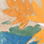 Abstracte bloemenprint in oranje, groen en blauw uit het behang Retour des Indes van de Ortigia-collectie van Buningh Elitis.