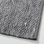 Grijs Perletta Finesse vloerkleed met grove, geweven textuur en afgebiesde rand.
