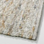 Detailopname van het Perletta vloerkleed Neon 464 van Buningh Wonen met grove geweven textuur in neutrale tinten.