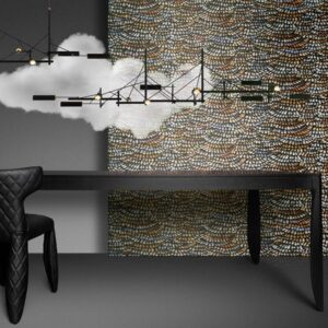 Modern interieur met een zwarte tafel en stoel, Arte Moooi Dandelion Cranes behang en een opvallende wolkvormige hanglamp.