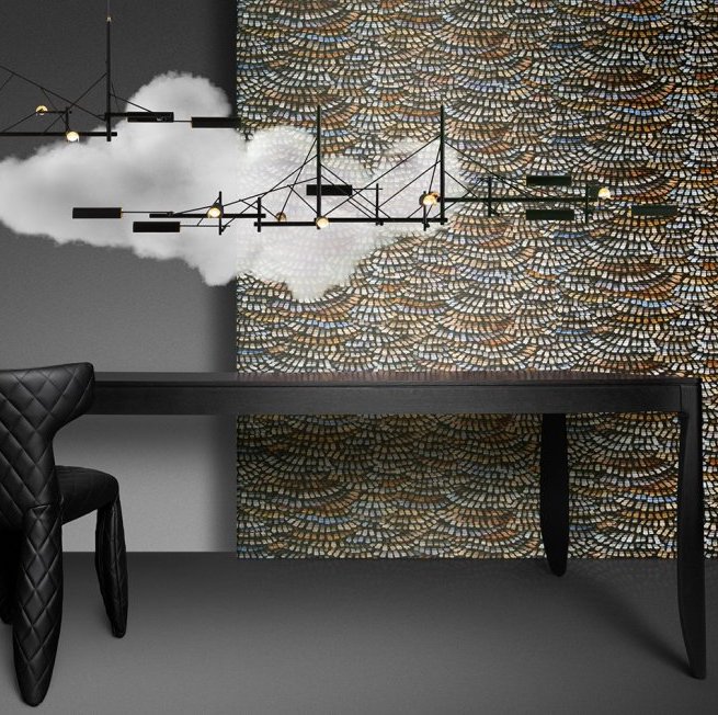 Modern interieur met een zwarte tafel en stoel, Arte Moooi Dandelion Cranes behang en een opvallende wolkvormige hanglamp.