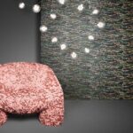 Roze designstoel met bloemblaadjesstructuur voor een wand met Arte Moooi Dandelion Cranes behang en hangende sfeerverlichting.