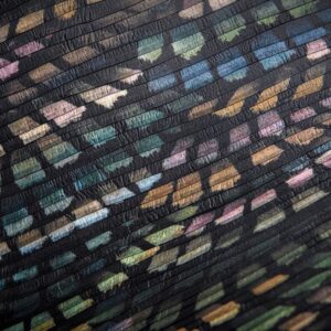 Detail van het Arte Moooi Dandelion Cranes behang met kleurrijk patroon op een zwarte, geplooide ondergrond.