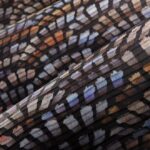 Detail van de structuur en kleurrijke, mozaïekachtige print van het Arte Moooi Dandelion Cranes behang van Buningh Wonen.