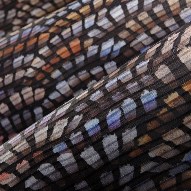 Detail van de structuur en kleurrijke, mozaïekachtige print van het Arte Moooi Dandelion Cranes behang van Buningh Wonen.