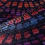 Detailopname van de kleurrijke textuur van het Arte Moooi Dandelion Cranes behang van Buningh Wonen.