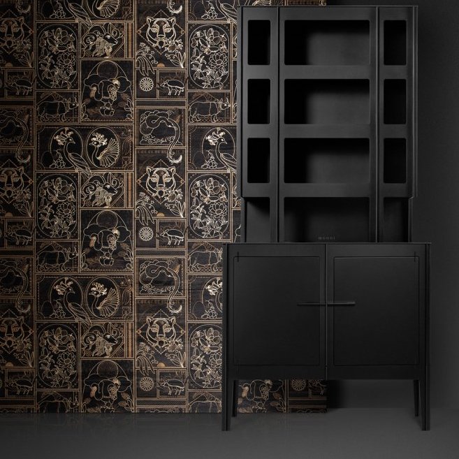 Zwarte kast van Moooi voor een sierlijke Arte Golden Tiger-behangwand met goudkleurige oosterse dier- en plantmotieven.