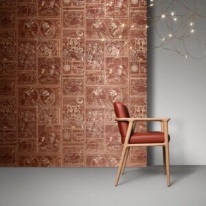 Designstoel met roodbruine bekleding staat voor een decoratieve muur met het Arte Moooi Golden Tiger2 behang in Indische stijl.