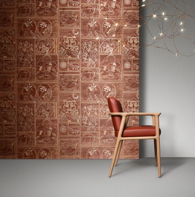 Designstoel met roodbruine bekleding staat voor een decoratieve muur met het Arte Moooi Golden Tiger2 behang in Indische stijl.