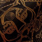 Close-up van het Arte Moooi Golden Tiger dessin op een donkere textielachtergrond met gouden lijnen.