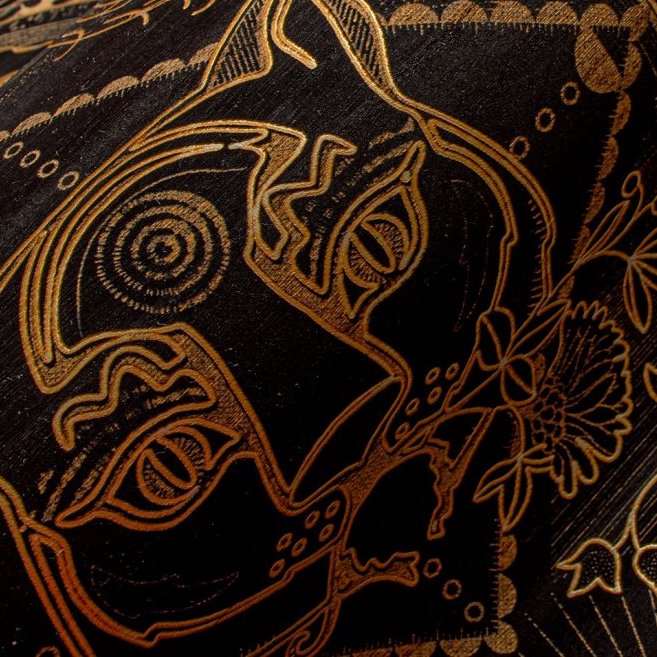Close-up van het Arte Moooi Golden Tiger dessin op een donkere textielachtergrond met gouden lijnen.