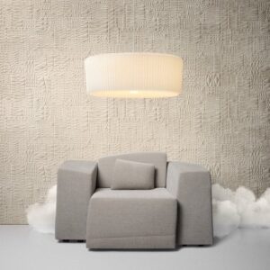 Grijze Arte Moooi PogoGoat1 fauteuil tegen een beige textuurwand met een grote hanglamp erboven.