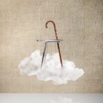 Designkruk Pogo Goat van Moooi en Arte zweeft op een wolk voor een beige, textuurwand.