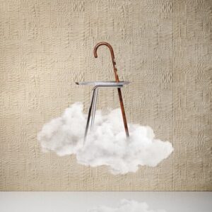Designkruk Pogo Goat van Moooi en Arte zweeft op een wolk voor een beige, textuurwand.