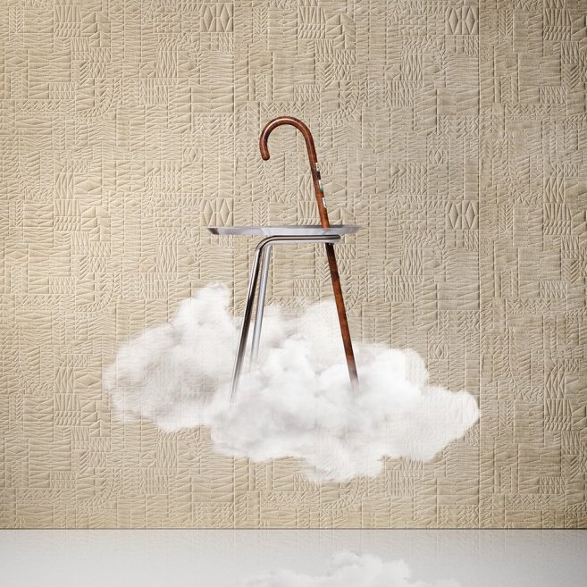 Designkruk Pogo Goat van Moooi en Arte zweeft op een wolk voor een beige, textuurwand.