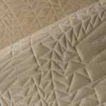 Detailopname van de structuur en het reliëf van de beige PogoGoat4 wandbekleding uit de Arte Moooi-collectie bij Buningh Wonen.
