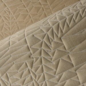 Detailopname van de structuur en het reliëf van de beige PogoGoat4 wandbekleding uit de Arte Moooi-collectie bij Buningh Wonen.