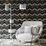 Moderne zithoek met de Arte Moooi Queen Cobra behang, een witte designstoel, vloerlamp en bijzettafel.