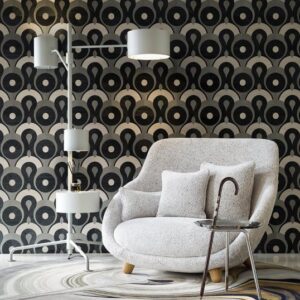 Moderne zithoek met de Arte Moooi Queen Cobra behang, een witte designstoel, vloerlamp en bijzettafel.